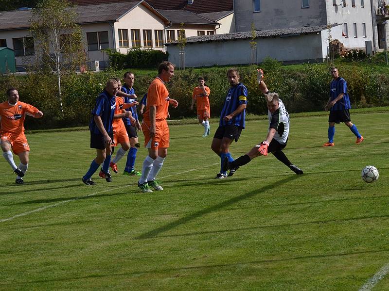 Oblastní I.B třída (skupina A) - 8. kolo: Sokol Chvalšiny (modročerné dresy) - FC Šumava Frymburk 1:2 (1:1).