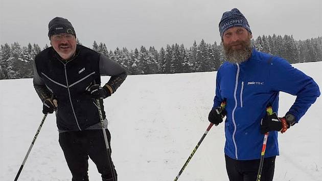 První šumavskou bílou stopu běžkařské sezóny 2021/22 protáhli 28. listopadu ve Frymburku. Na louky vyrazili i Martin Nekola (vlevo) a Luboš Krejza.