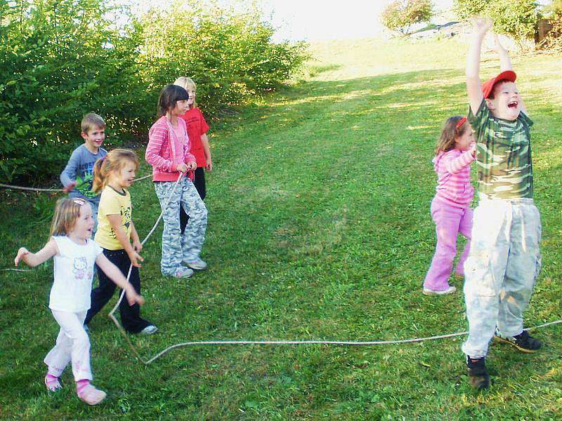 Hravý podzim, takový název neslo odpoledne plné zábavy, při němž se Mojenští v úterý společně loučili s létem a vítali pestrobarevné roční období.