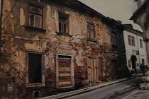 Český Krumlov v roce 1997. Dům v Horní č. 157 čeká jako poslední na opravu.