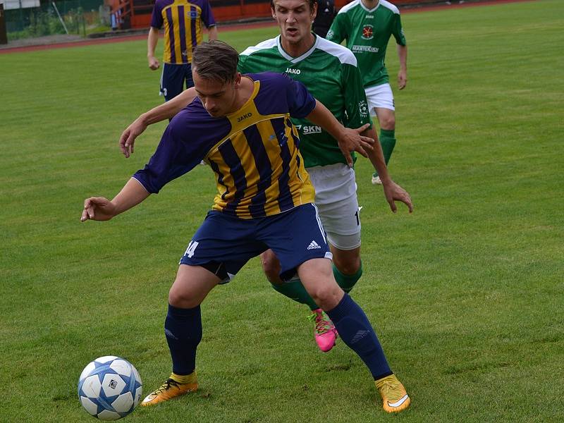 Česká divize (skupina A) - 1. kolo: FK Slavoj Český Krumlov (zelené dresy) - SK Senco Doubravka 0:1 (0:0).