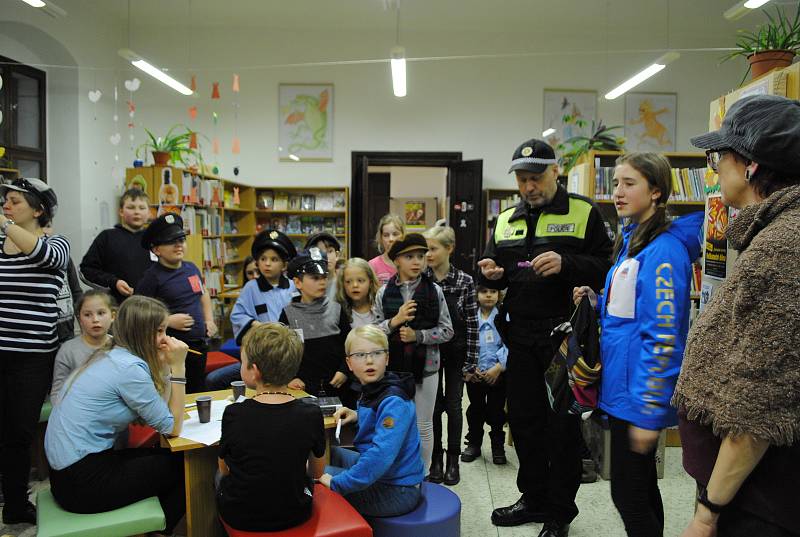 V rámci celostátní akce Noc s Andersenem si děti v Městské knihovně Český Krumlov hrály s pohádkami Karla Čapka na detektivy.