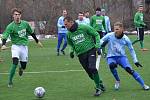 Slavoj Český Krumlov (v zelených dresech) v zimní lize na Hluboké přehrál Protivín 2:0.