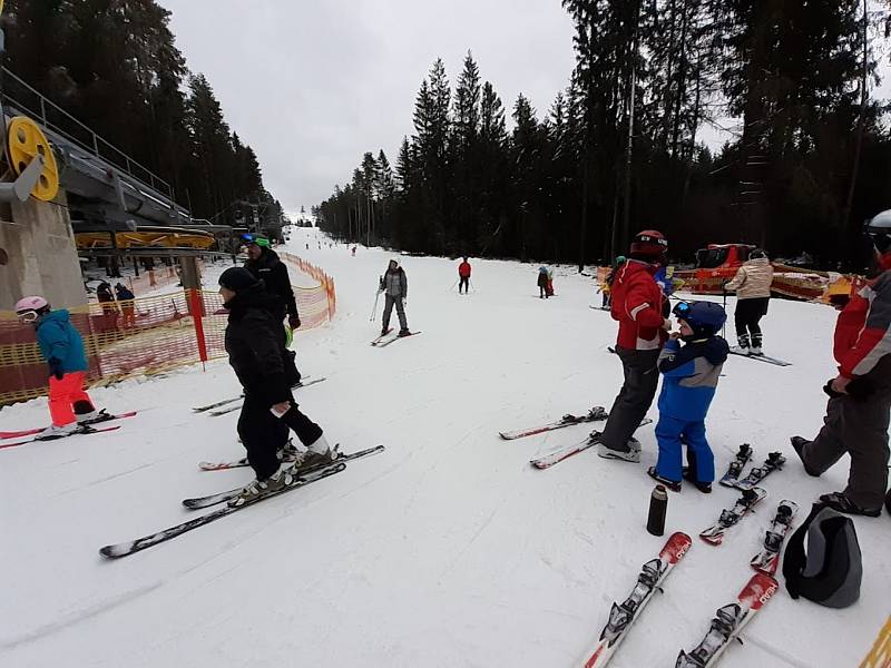 Ve Skiareálu Lipno zahájili v neděli 5. prosince 2021 další lyžařskou sezónu.