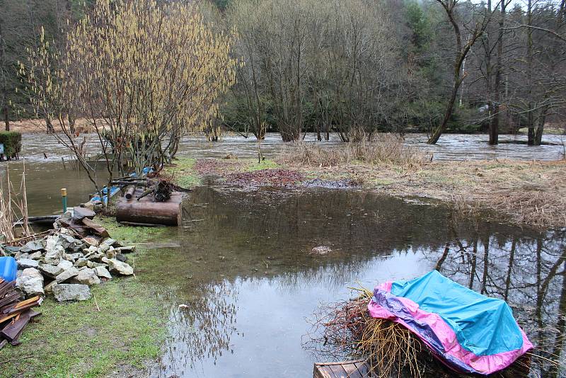 Vltava zaplavila břehy u chatek u Všeměr nad Větřním.