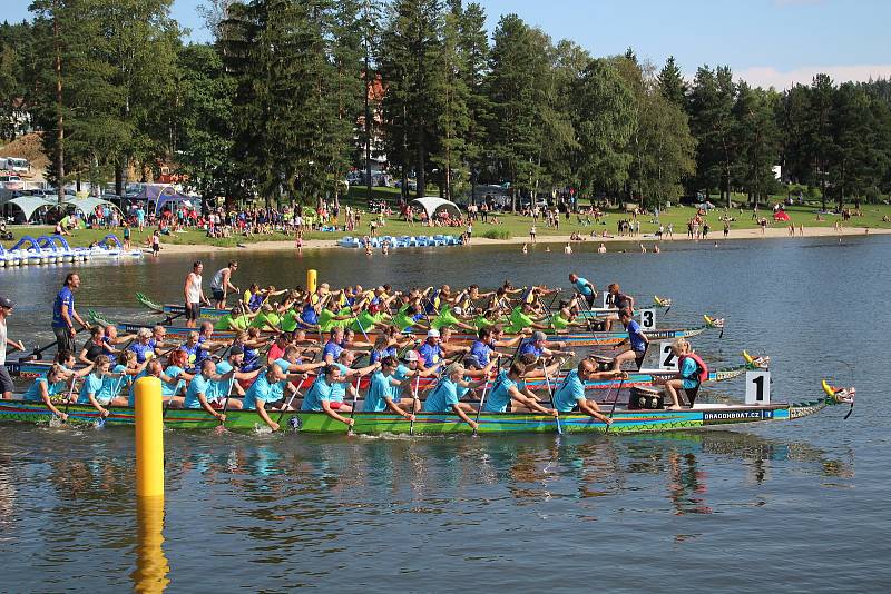 Lipno Sport Fest 2020 vyvrcholil závodem dračích lodí.