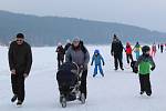 Tisíce lidí dorazily o víkendu zabruslit si na Lipno.