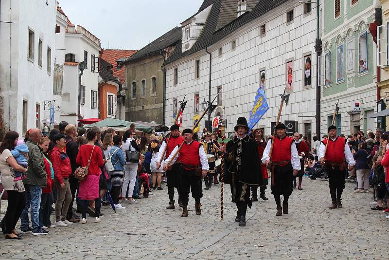 Krásnou podívanou opět návštěvníkům Krumlova připravil hlavní kostýmovaný průvod Slavností pětilisté růže.