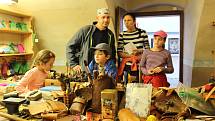 Tradiční řemeslná sobota v českokrumlovském klášteře přilákala ty, kteří si na vlastní kůži chtěli vyzkoušet, co které řemeslo obnáší.