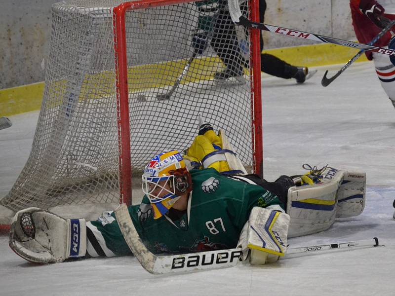 KL muži – 10. kolo: HC Slavoj Český Krumlov (zelené dresy) – SK Telč 3:2 (1:0, 1:1, 1:1).