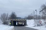 U obce Rybník zablokoval průjezd nákladní automobil.