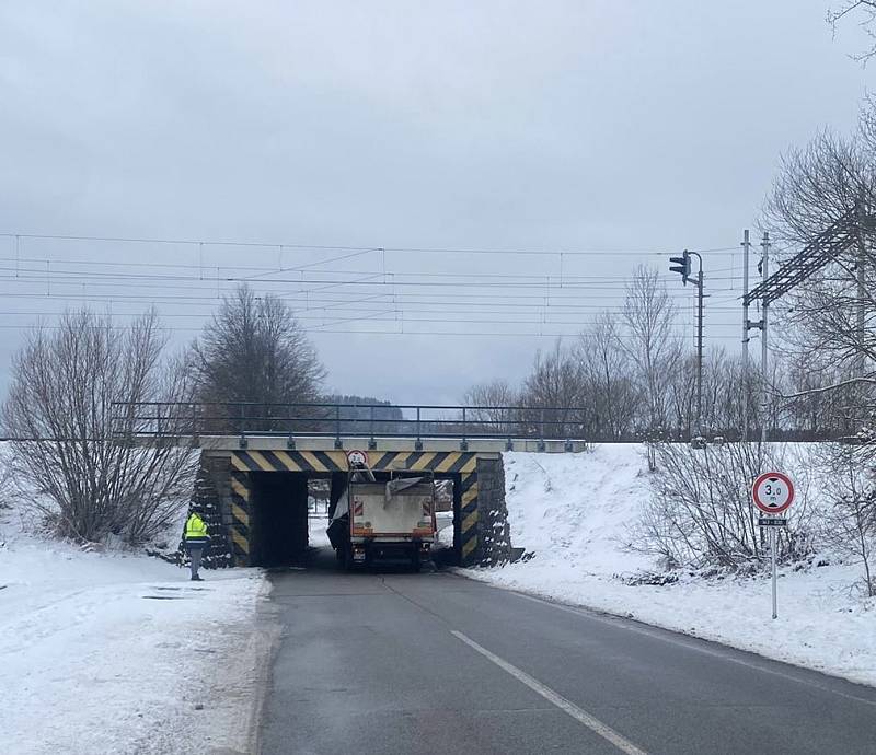 U obce Rybník zablokoval průjezd nákladní automobil.