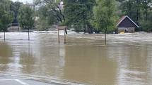 Zaplaveno bylo i parkoviště vedle Restaurace U Ševčíků.