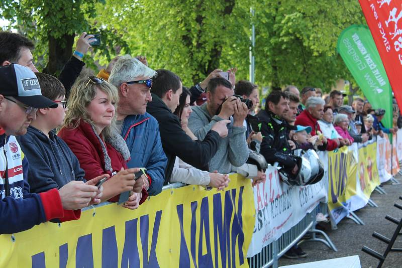 Sedmačtyřicátý ročník Rallye Český Krumlov byl v pátek odpoledne zahájen v Jelence.