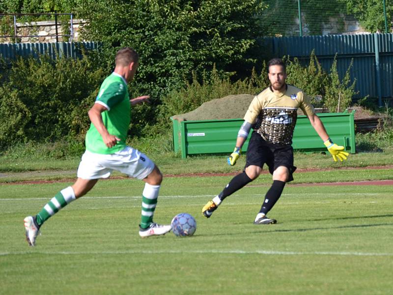 Ondrášovka KP muži – 2. kolo: FK Slavoj Český Krumlov (zelené dresy) – FK Protivín 1:0 (1:0).