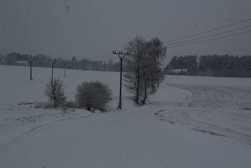 Tak to vypadá po středečním sněžení na Křemežku, v Chlumu, v samotné Křemži, v Holubově, U Zlaté Koruny a krajině pod Kletí, která nad pásem stromů kvůli sněžení a zatažené obloze ani nebyla vidět.