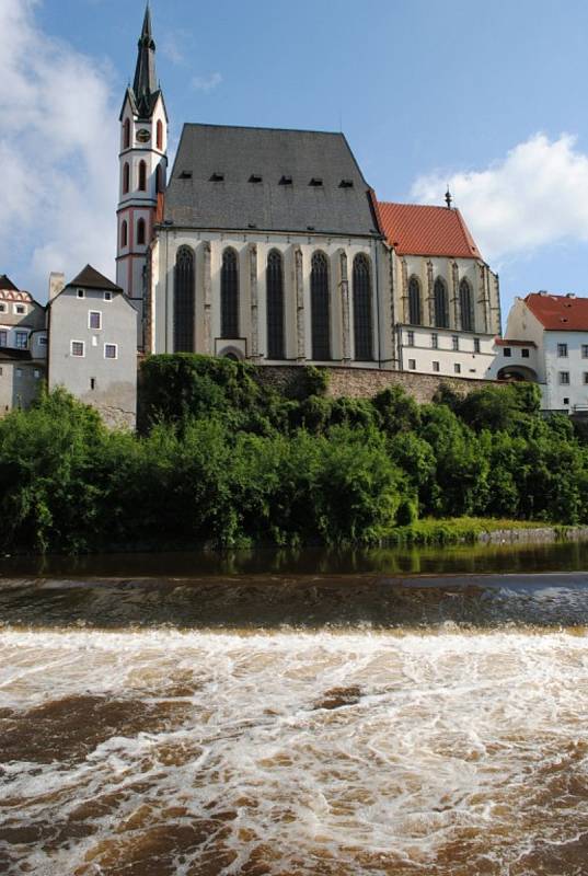 Vltava v Českém Krumlově 6. července 2022, tedy den po tragédii, kdy se na jezu pod kostelem utopil vodák.