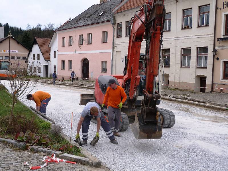 Na náměstí v Rožmberku se pilně pracuje.