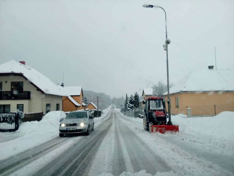 Cesta z Českého Krumlova na Holubov. S opatrností sjízdné, stále sněží, klouže to, tak pozor.