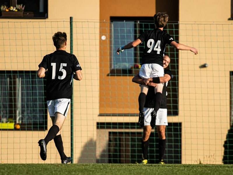 Fotbalisté Dolního Dvořiště (v černých dresech) doma deklasovali Sedlec 7:2. Foto: Adéla Bršťáková