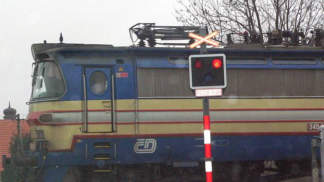 Železniční přejezd Holkov byl místem tragické události.