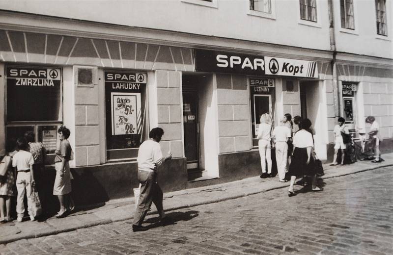 Ve městě za Budějovickou branou je lahůdkářství Spar-Kopt.