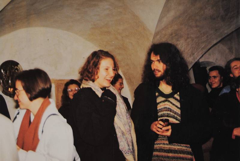 Český Krumlov v roce 1992. 1. 11. Vysokoškolačka Stáňa Konvalinková při svém prvním uměleckém představení v galerii R.