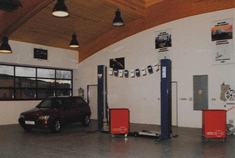 Český Krumlov v roce 1994. 25. listopadu - Slavnostní otevření prodejny Ford - Šťastný Domoradice.