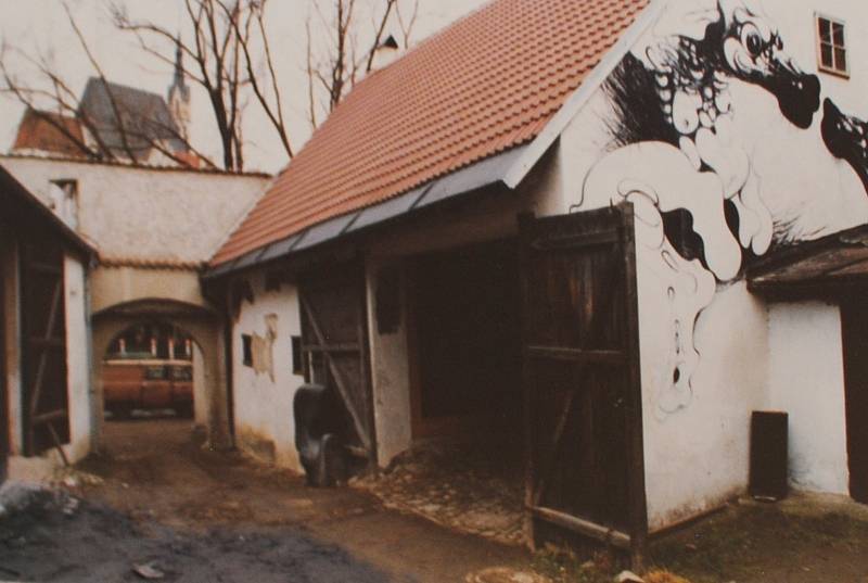 Český Krumlov v roce 1999. International ART Studio Na Fortně.