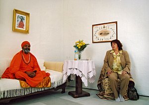 Paramhans svámí Mahéšvaránanda s překladatelkou PhDr. Annou Galovičovou v Jógacentru v roce 2004. Autorem fotografie je Josef Prokopec.