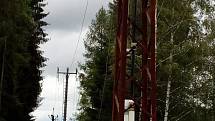 Energetici spolu s lesníky nají plno práce u spadlých drátů před Žďárem.