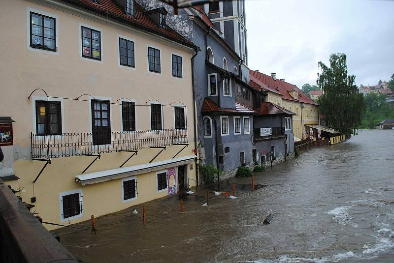 Povodně v Českém Krumlově v roce 2013. Ze břehů se vylila Polečnice, zahrozila i Vltava v centru. Pod vodou skončily hospodské zahrádky i auta.