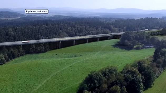 Součástí úseku D3 z Nažidel na hranice je téměř kilometr dlouhá mostní estakáda Suchdol s jednadvaceti poli a maximální výškou 37 m nad terénem.