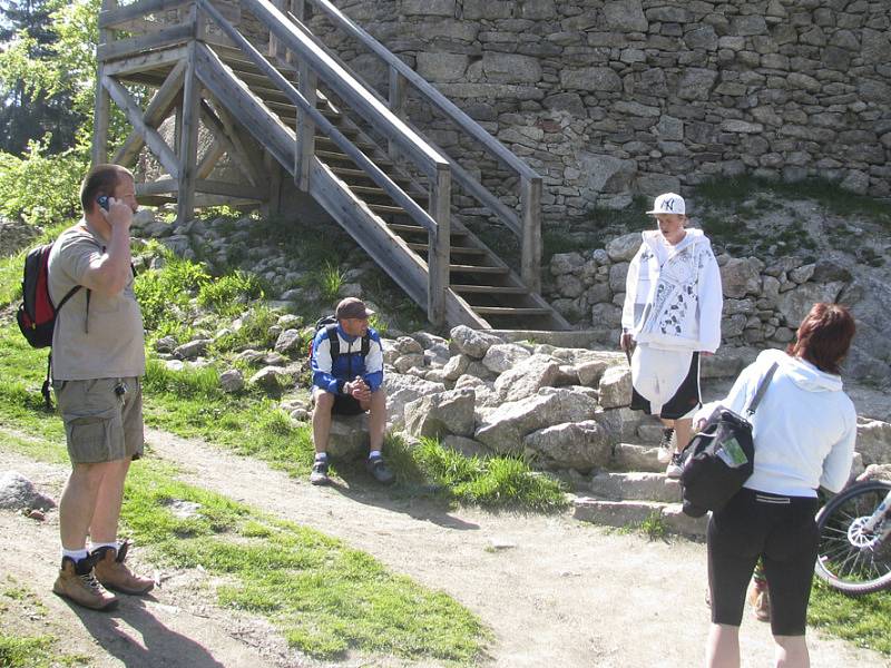 Vítkův hrádek je oblíbený kvůli přijemnému prostředí a skvělému výhledu na Lipno.