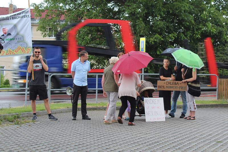 Občané Netřebic, kteří přišli pozdravit premiéra Babiše, nesli nelibě, když se před školkou objevilo sedm jeho odpůrců s transparenty.