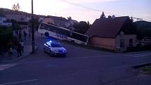 31. července 2015 ve Větřní. Zaparkovaný autobus sjel ze zastávky na točně po svahu do rodinného domu.