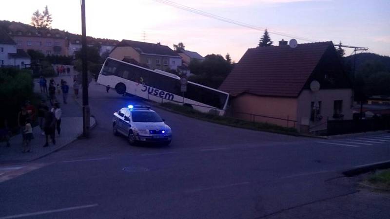 31. července 2015 ve Větřní. Zaparkovaný autobus sjel ze zastávky na točně po svahu do rodinného domu.