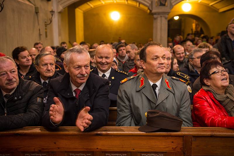 Předání Betlémského světla od hasičů z hornorakouského okresu Freistadt v kostele v Rožmitále na Šumavě.