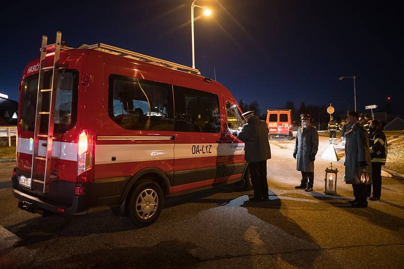 Hasiči z Českokrumlovska tradičně přebírají Betlémské světlo od svých hornorakouských kolegů v Dolním Dvořišti.