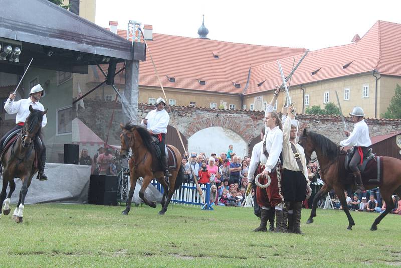 Drezúrní vystoupení s koňmi v Pivovarské zahradě v rámci slavností růže.