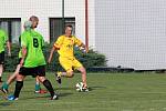 Přátelské utkání starých gard: FK Dolní Dvořiště (zelené dresy) - Dukla Praha 6:12 (2:9). Foto: Pavel Panský