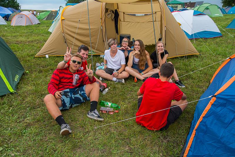 Atmosféra na festivalu Hrady CZ v Rožmberku na Českokrumlovsku je úžasná, déšť nevadí.