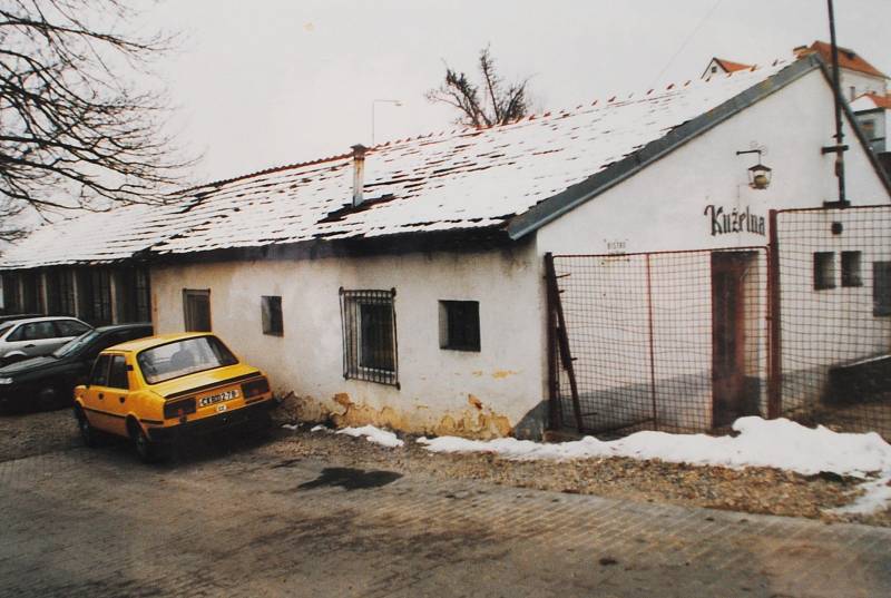 Český Krumlov v roce 1998. Stará kuželna s částí parkoviště u divadla.