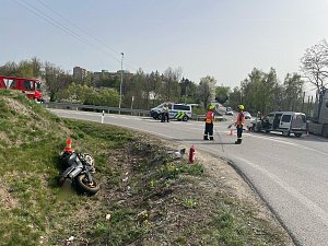 Nehoda motorkáře a osobního auta u Velešína.