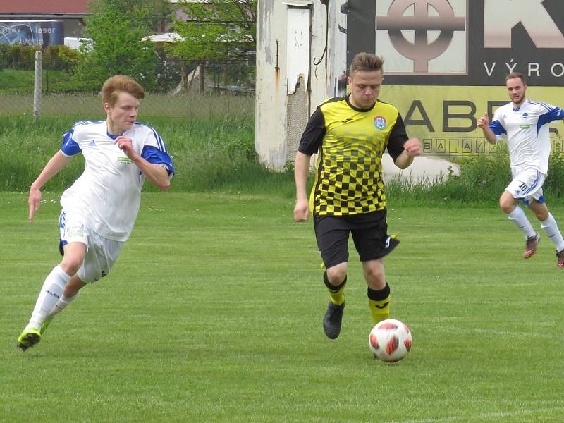 Oblastní I.B třída (skupina A) – 23. kolo: TJ Slavoj Hrdějovice (bílé dresy) – FK Spartak Kaplice 1:5 (0:1).
