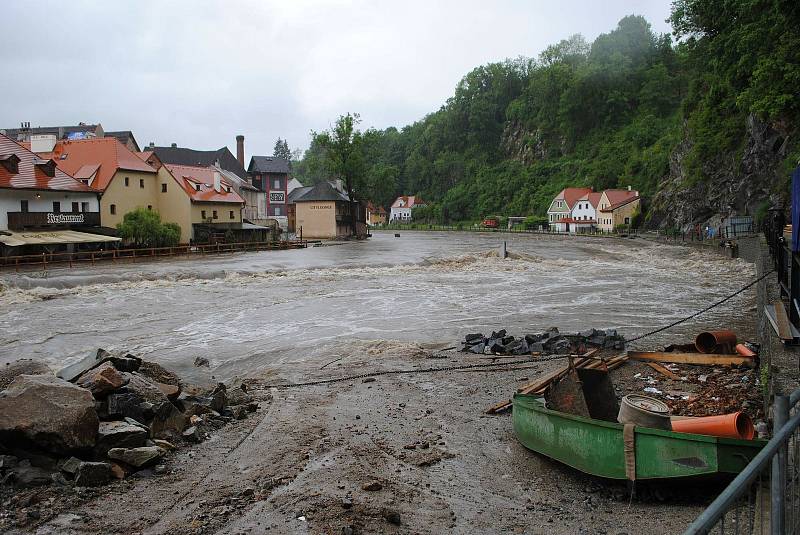 Povodně v Českém Krumlově v roce 2013. Ze břehů se vylila Polečnice, zahrozila i Vltava v centru. Pod vodou skončily hospodské zahrádky i auta.