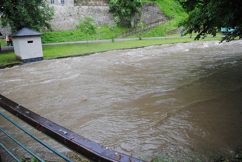 Povodně v Českém Krumlově v roce 2013. Ze břehů se vylila Polečnice, zahrozila i Vltava v centru. Pod vodou skončily hospodské zahrádky i auta.