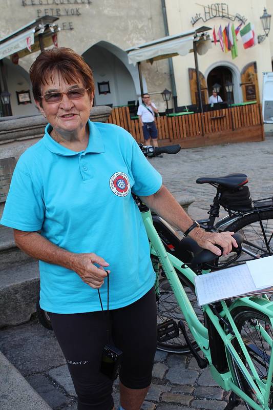 Členové Klubu českých turistů si dali dostaveníčko v Českém Krumlově a pak vyrazili na pochod.