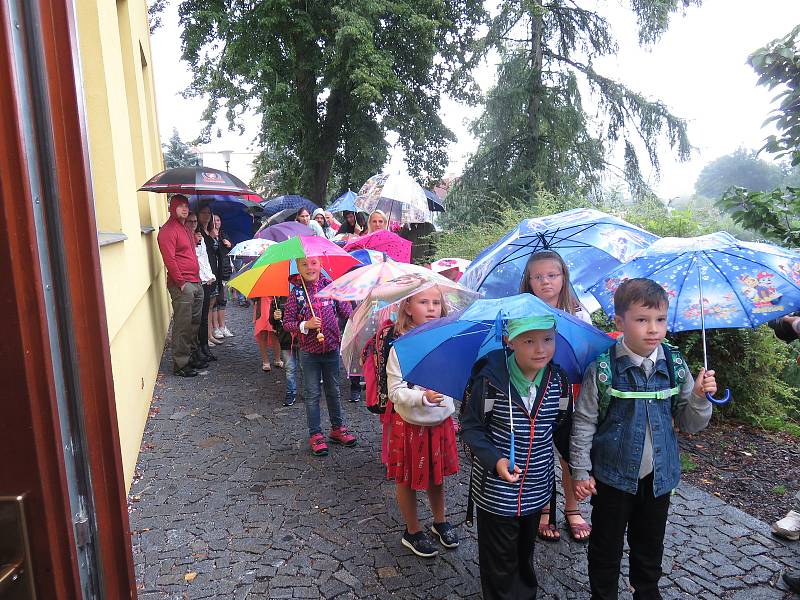 První školní den v ZŠ Kájov. Slavnostího uvítání se zúčastnil i místostarosta obce Daniel Vejvoda. Paní matrikářka Klára Bazalová dětem předala pamětní listy.