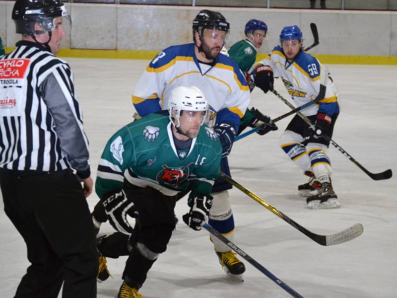 Čtvrtfinále KL mužů: HC Slavoj Český Krumlov (zelené dresy) – HC Vajgar Jindřichův Hradec 2:4 a 3:4.